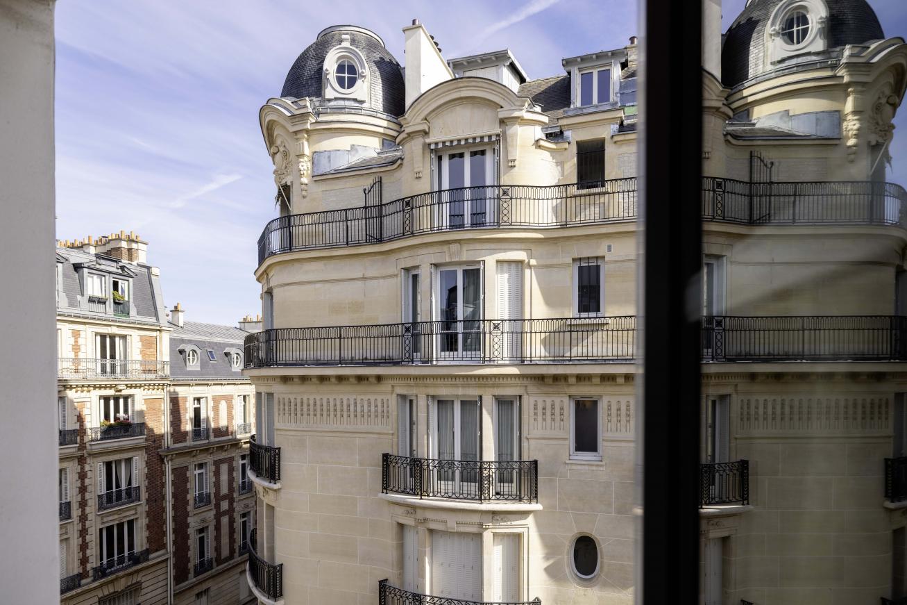 Hôtel Elysées Bassano - Situation